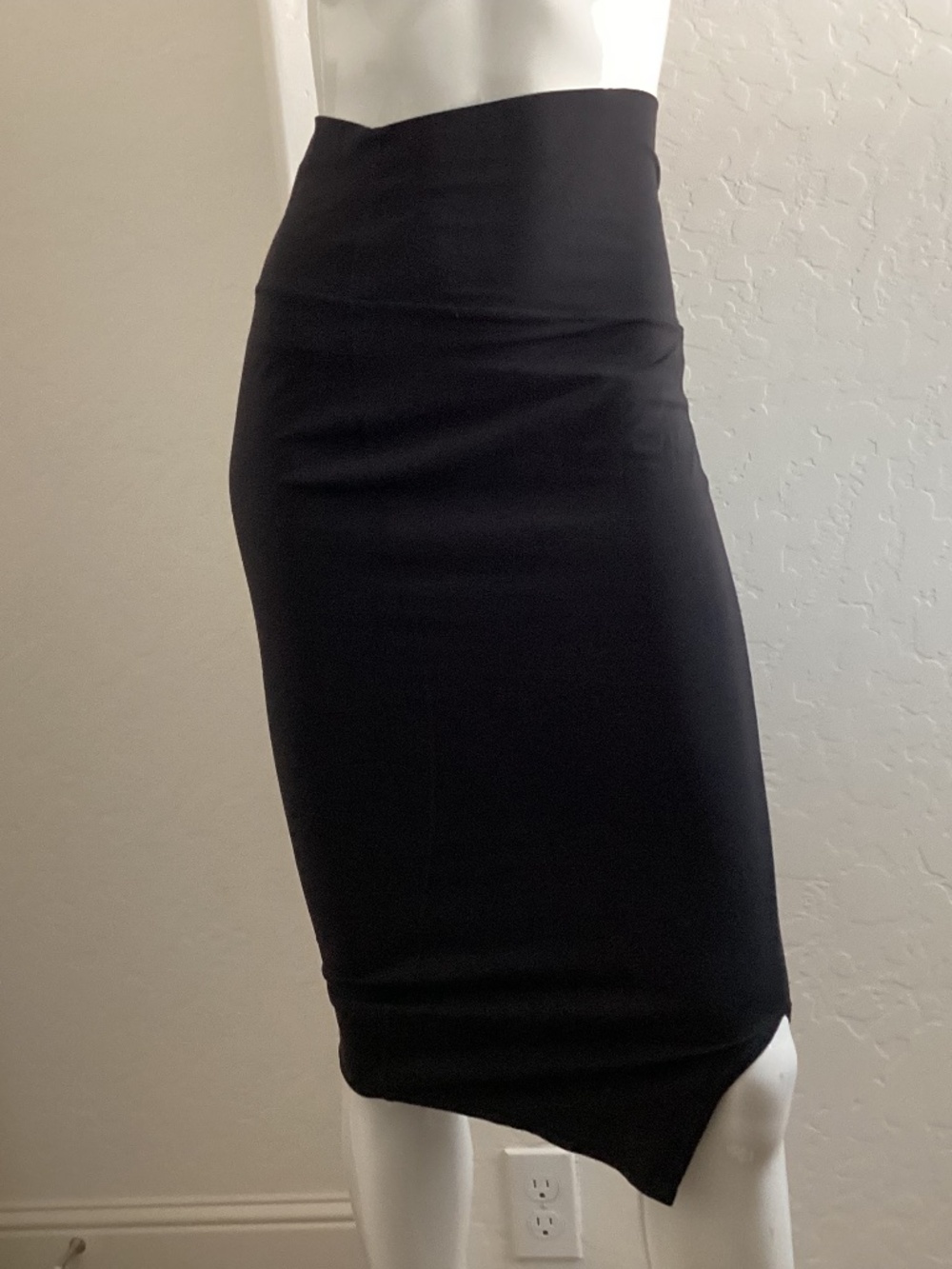 Lululemon Nulu Slim-Fit High-Rise Midi Skirt, size 6, black, slit on backside